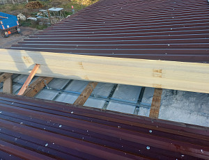 Zateplení stropu výrobní haly pomocí foukané izolace